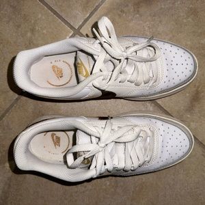 Women Nike Court platform sneaker size 6.5
